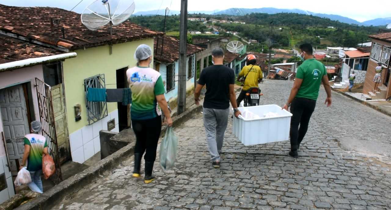 Camacã: Secretaria de Assistência Social faz entrega de pães e máscaras no Bairro Joana Angélica
